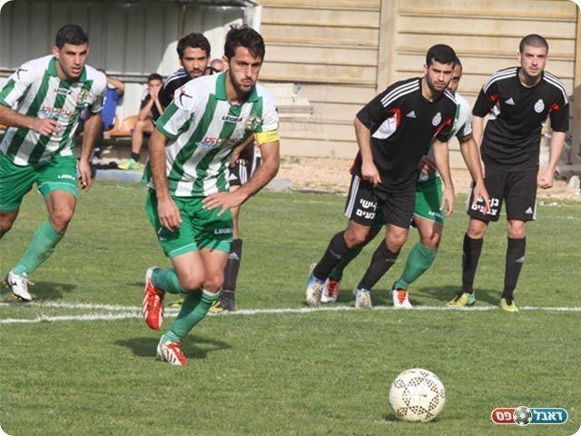 נסרלאדין בועט ומחמיץ (צילום: שלומי גבאי)